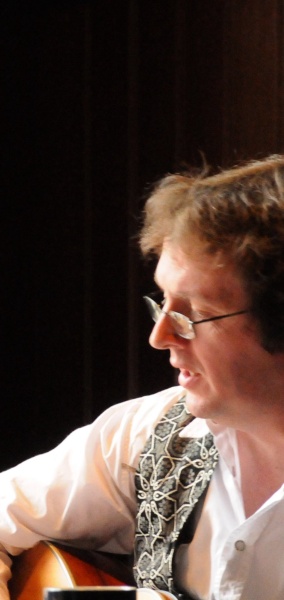 Christian Theo Stolle mit Gitarre